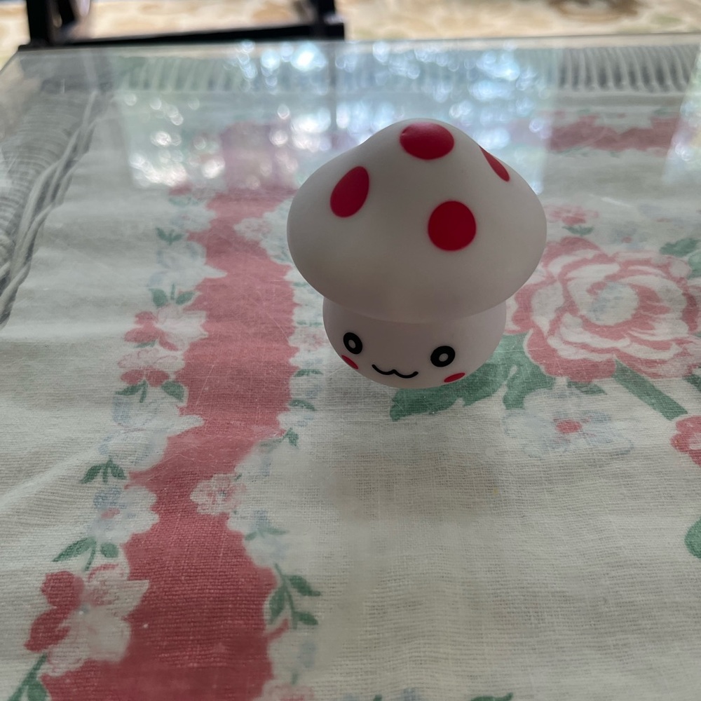 Very small new mushroom light.
New in box. - Picture 4 of 13